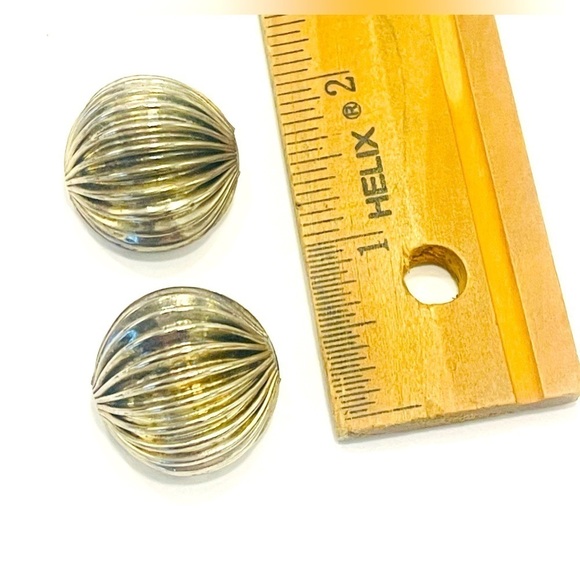 3/$18 Dome Metal Clip-on Earrings Fluted Gold Tone Metal Striped Corrugated - Picture 3 of 3